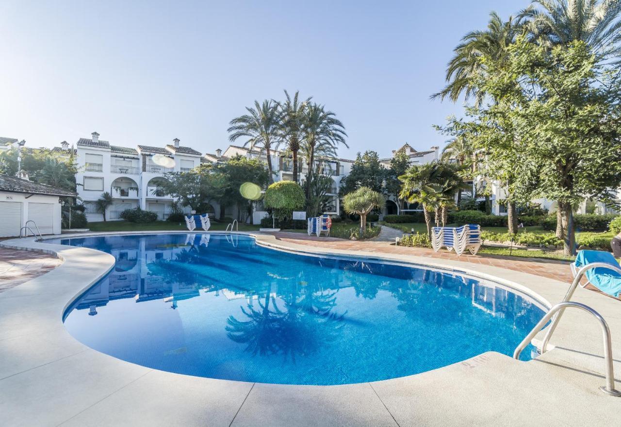 Hb - Comfortable Beachfront Holiday Apartment Estepona Exterior photo