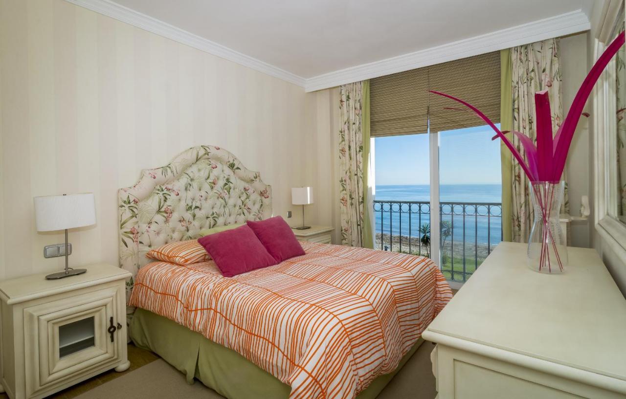 Hb - Comfortable Beachfront Holiday Apartment Estepona Exterior photo